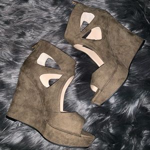 Guess wedges Size 7.5